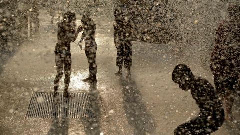 Niños se refrescan en un parque acuático en Atlanta, Georgia.