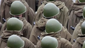Soldados vestidos con uniforme de la Segunda Guerra Mundial.