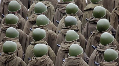 Soldados vestidos con uniforme de la Segunda Guerra Mundial.