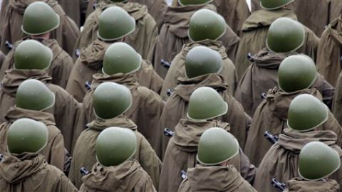 Soldados vestidos con uniforme de la Segunda Guerra Mundial.
