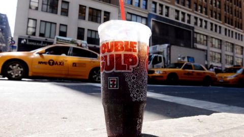 El interés del Alcalde es prohibir la venta de sodas y otras bebidas endulzadas en tamaños mayores de las 16 onzas tanto en restaurantes como en cines cafeterías y hasta puestos ambulantes.