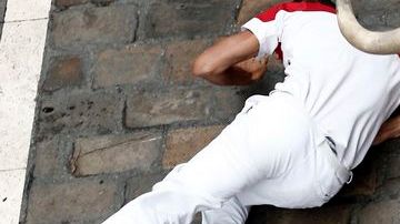 Un toro rezagado, de la ganadería gaditana de Cebada Gago, ha convertido en peligroso el tercer encierro de los sanfermines del 2012.