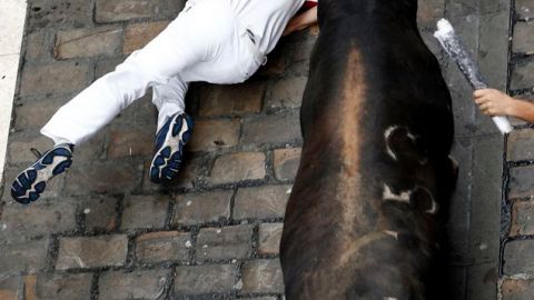 Un toro rezagado, de la ganadería gaditana de Cebada Gago, ha convertido en peligroso el tercer encierro de los sanfermines del 2012.