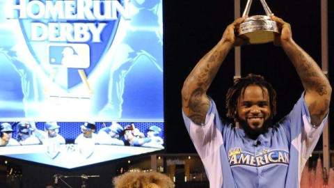 El jugador de la Liga Americana Prince Fielder posa con el trofeo de ganador, del Festival de Jonrones en la víspera del Juego de las Estrellas de la MLB.