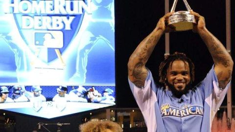 El jugador de la Liga Americana Prince Fielder posa con el trofeo de ganador, del Festival de Jonrones en la víspera del Juego de las Estrellas de la MLB.