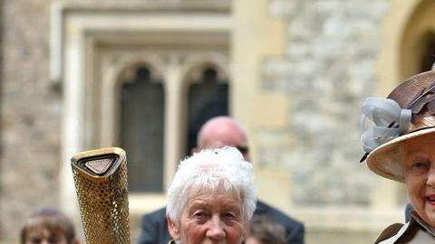 La reina Isabel II junto a la exjugadora de "netball" de 74 años Gina MacGregor.