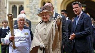 La reina Isabel II junto a la exjugadora de "netball" de 74 años Gina MacGregor.