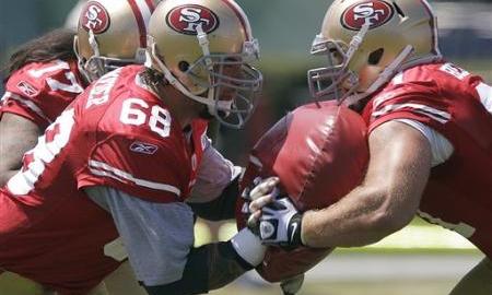 Jugadores de los 49ers en entrenamiento.