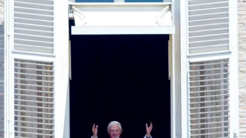 El papa Benedicto XVI, cuando saludaba a los fieles durante la oración del Angelus, en la Plaza de San Pedro del Vaticano.