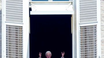 El papa Benedicto XVI, cuando saludaba a los fieles durante la oración del Angelus, en la Plaza de San Pedro del Vaticano.