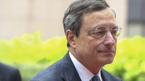 El presidente del Banco Central Europeo (BCE), Mario Draghi, llega a la reunión de los ministros de Finanzas de la UE, ayer.