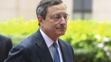El presidente del Banco Central Europeo (BCE), Mario Draghi, llega a la reunión de los ministros de Finanzas de la UE, ayer.