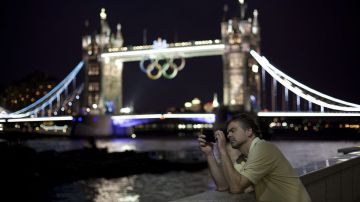Los aros olímpicos en el Tower Bridge de Londres.