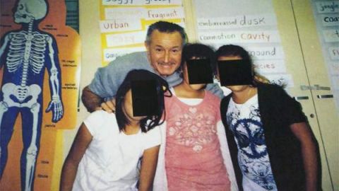 El maestro Mark Berndt junto a varias de sus alumnas en su salón de clases. Ocho familias latinas indocumentadas presentaron pruebas ayer de que sus hijos fueron víctima del profesor de la escuela Miramonte.