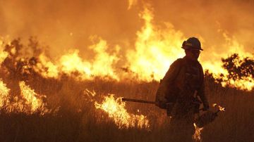 Un bombero durante un incendio forestal en California.