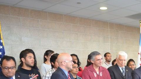 El alcalde Rahm Emanuel y aliados en la biblioteca de la secundaria Little Village Lanwdale High School.