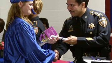 El sheriff Adrián García entrega de certificados de graduación a reclusas en la cárcel del Condado de Harris.