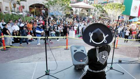 Cientos de hispanos disfrutan de un espectáculo en Plaza México, icono de la cultura y tradición mexicana en LA.