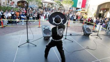 Cientos de hispanos disfrutan de un espectáculo en Plaza México, icono de la cultura y tradición mexicana en LA.