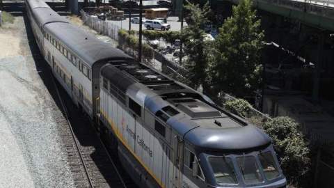 Un tren de la compañía Amtrak parte de Sacramento rumbo a la bahía de San Francisco.
