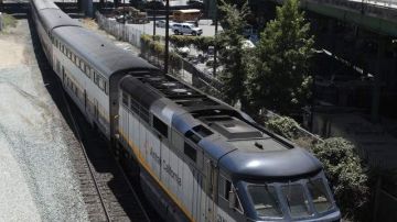 Un tren de la compañía Amtrak parte de Sacramento rumbo a la bahía de San Francisco.