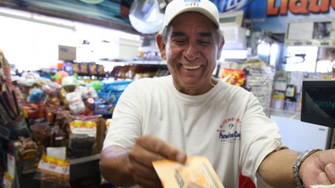 Carlos Robles compra un boleto de la lotería en MacArthur Park. En el  año fiscal 2011-12 este tipo de venta ascendió a $4,300 millones.