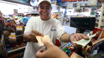 Carlos Robles compra un boleto de la lotería en MacArthur Park. En el  año fiscal 2011-12 este tipo de venta ascendió a $4,300 millones.
