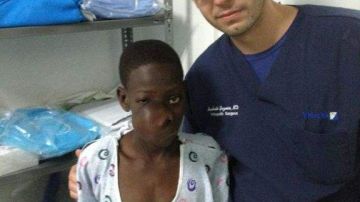 Antes de la operación, el presidente de la Fundación Haití se Pone en Pie, el doctor Humberto Guzmán, departió con el niño haitiano Gerilon Mondesir.