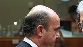 Monti (derecha) habla con el Ministro de Finanzas español, Luis de Guindos hoy en Bruselas.