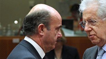 Monti (derecha) habla con el Ministro de Finanzas español, Luis de Guindos hoy en Bruselas.