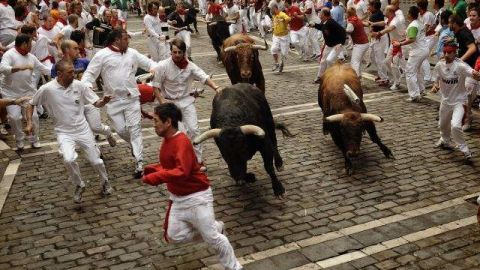 El cuarto encierro de las fiestas de San Fermín hoy fue el más rápido de la temporada, con dos minutos y 20 segundos.