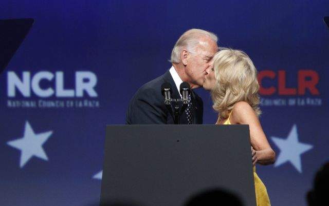 El vicepresidente Joe Biden besa a su esposa Jill antes de dirigirse a los miembros del Consejo Nacional de La Raza.