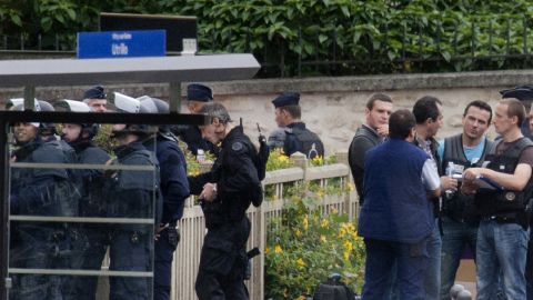 La detención, según indicaron fuentes policiales después de que concluyera, fue posible gracias a la negociación establecida con ese joven por parte del cuerpo de elite de la policía, el RAID.