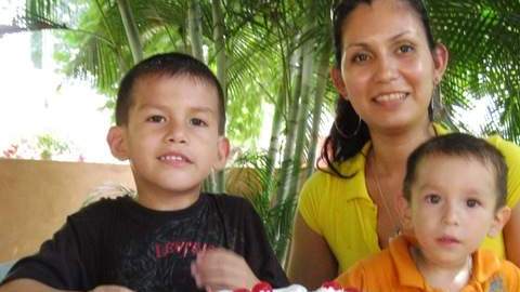 Claudia Rodríguez, en tiempos más felices, junto a sus hijos Gustavo y Octavio, quienes fueron trasladados al norte de California.