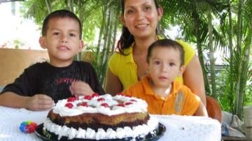 Claudia Rodríguez, en tiempos más felices, junto a sus hijos Gustavo y Octavio, quienes fueron trasladados al norte de California.