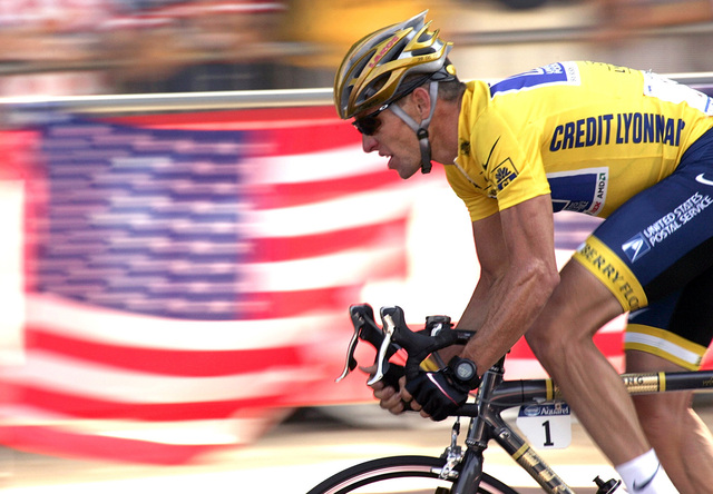 Lance Armstrong, aquí corriendo en un Tour de France, podría perder muy pronto los siete títulos que ganó en la prestigiosa prueba gala.