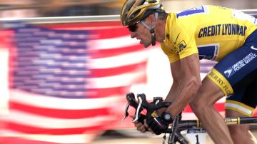 Lance Armstrong, aquí corriendo en un Tour de France, podría perder muy pronto los siete títulos que ganó en la prestigiosa prueba gala.