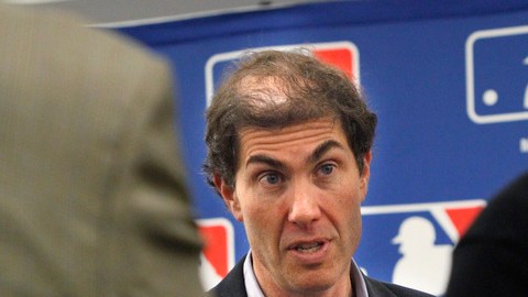 Michael Weiner, líder del Sindicato de Peloteros, habla con directivos de las Grandes Ligas en relación a los cambios para el próximo año.