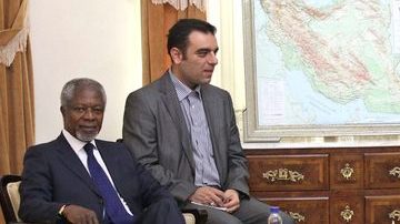 Said Jalili (der.), habla con el mediador de la ONU, Kofi Annan (izq.), durante su encuentro en Teherán en busca de una solución a la crisis.