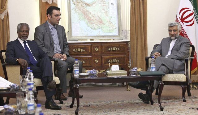 Said Jalili (der.), habla con el mediador de la ONU, Kofi Annan (izq.), durante su encuentro en Teherán en busca de una solución a la crisis.