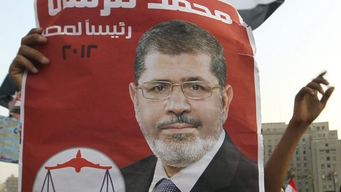 Seguidores del electo presidente Mohamed Morsi muestran carteles en la plaza Tahrir en El Cairo, durante una protesta realizada ayer.