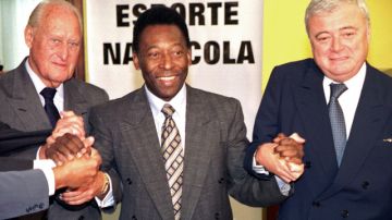 Joao Havelange (izq.), Pelé y Ricardo Teixeira aparecen uniendo sus manos en esta foto de archivo durante una reunión en el año 2001.
