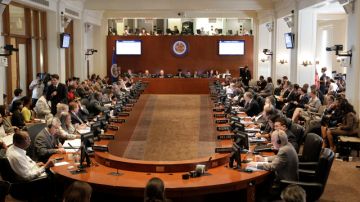 Miembros de la Organización de Estados Americanos toman parte de una sesión especial acerca de la crisis política en Paraguay.