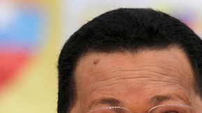 El presdiente Hugo Chávez habla en Caracas, mientras Mitt Romney, en Estados Unidos, critica  a Obama por haber dicho que el mandatario venezolano no significa una amenza para EEUU.