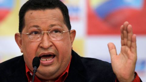 El presdiente Hugo Chávez habla en Caracas, mientras Mitt Romney, en Estados Unidos, critica a Obama por haber dicho que el mandatario venezolano no significa una amenza para EEUU.