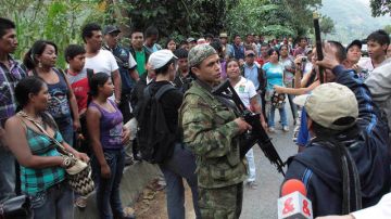 Un grupo de FARC es confrontado por indígenas del Cauca. Los nativos piden que guerrileros y Gobierno se marchen de la zona.
