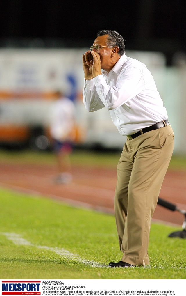 El mexicano Juan de Dios Castillo ya fue director técnico interino de la selección de Honduras y ahora podría dirigir a  El Salvador.