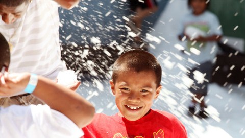 La cara de felicidad de este niño es evidente al revolcarse entre la nevada urbana.