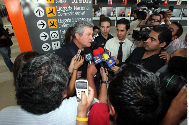 Víctor Manuel Vucetich técnico del Monterrey atiende a la prensa.