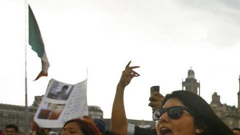 En México, manifestantes protestan contra el triunfo de Enrique Peña Nieto.